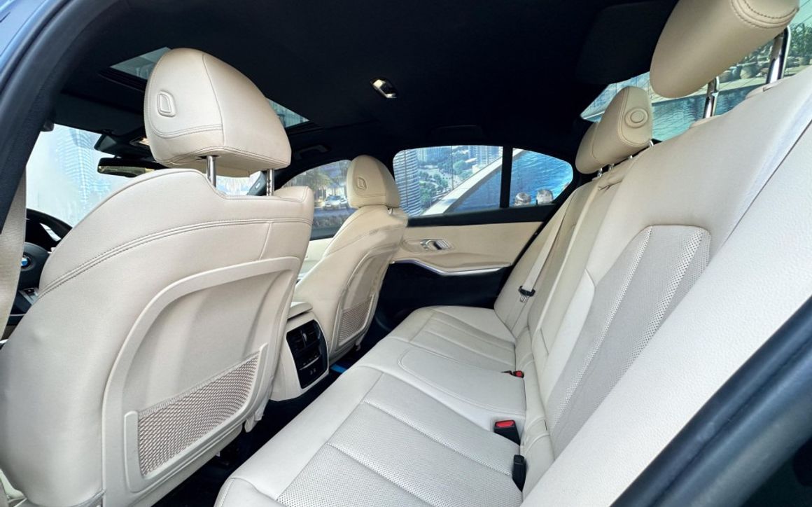 BMW 320i - image 11