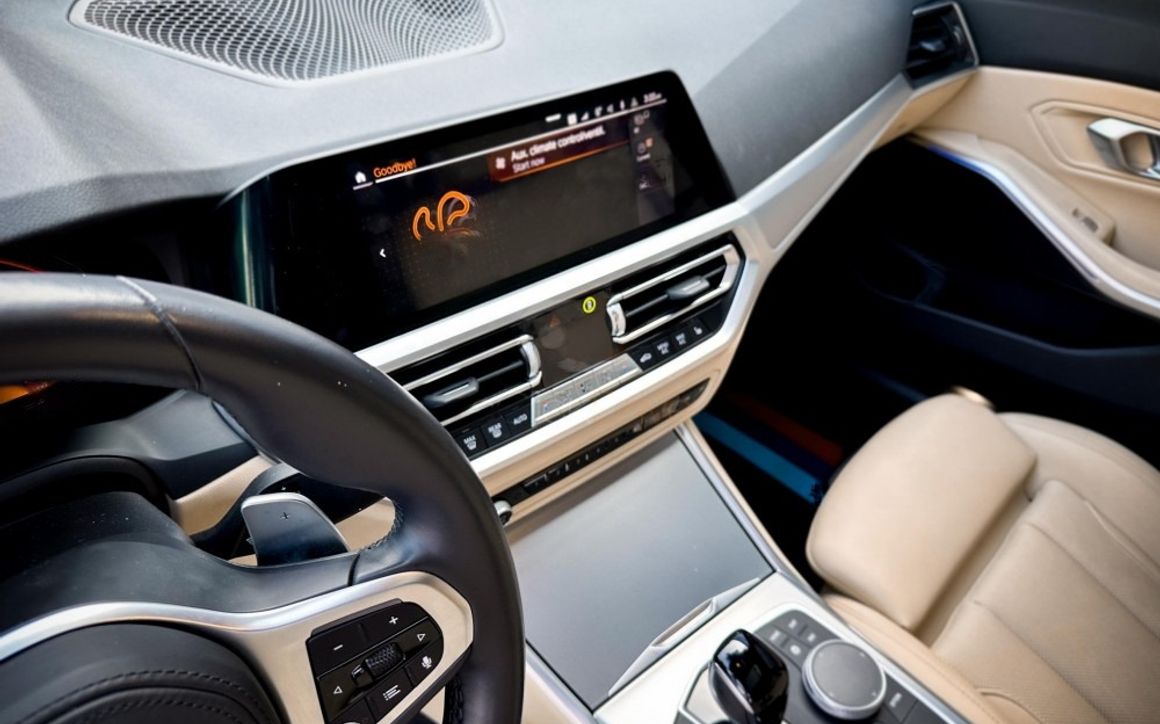 BMW 320i - image 8
